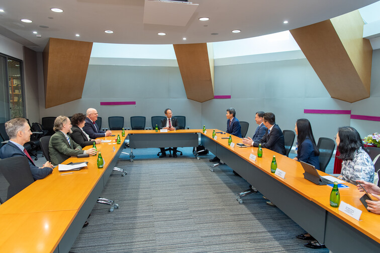 Image of Agreement Signing Ceremony with Macquarie University