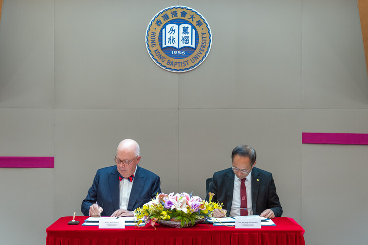 Image of Agreement Signing Ceremony with Macquarie University