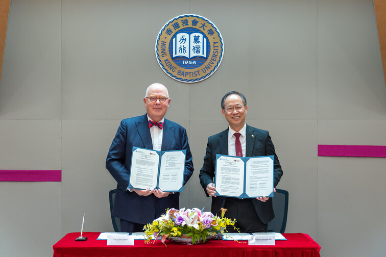 Image of Agreement Signing Ceremony with Macquarie University