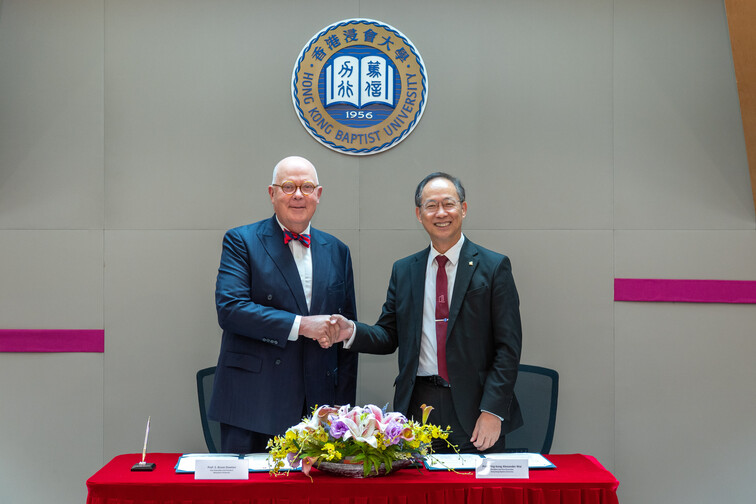 Image of Agreement Signing Ceremony with Macquarie University