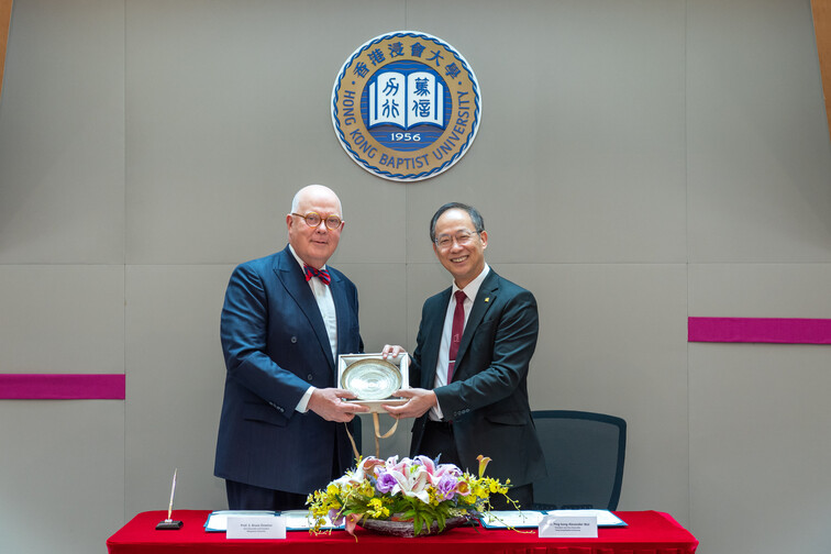 Image of Agreement Signing Ceremony with Macquarie University