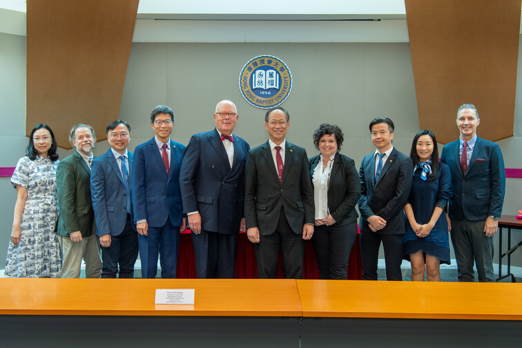 Image of Agreement Signing Ceremony with Macquarie University